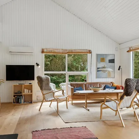 Pet Friendly In Aakirkeby With Kitchen