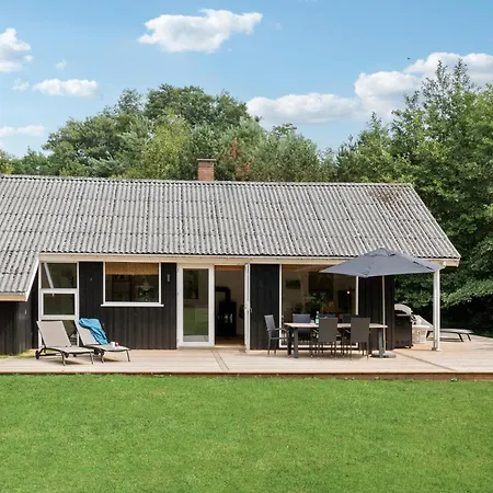 Pet Friendly In Aakirkeby With Kitchen Holiday home *