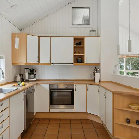 Holiday home Pet Friendly In Aakirkeby With Kitchen *