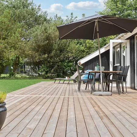 Pet Friendly In Aakirkeby With Kitchen
