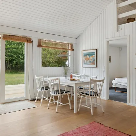 Pet Friendly In Aakirkeby With Kitchen 度假居 *